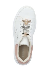 Baskets blanches avec des accents roses, ornées de pendentifs en forme d'abeille en tons argentés et dorés. Tige en cuir lisse et semelle texturée.