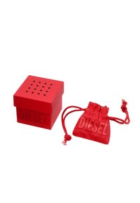 Scatola quadrata rossa con superficie testurizzata e fori di ventilazione sulla parte superiore, accompagnata da una borsa in tessuto rosso coordinata con logo in rilievo.