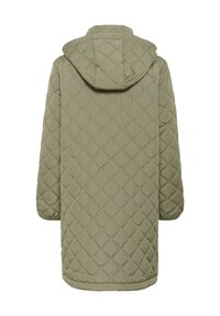 Abrigo largo acolchado de color verde oliva con capucha, que presenta un patrón de diamantes y puños elásticos. Textura suave con un corte holgado.