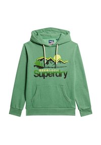 Groene hoodie van zacht materiaal, met een voorzak, verstelbare capuchon en een bergafbeelding met het "Superdry" logo in vette tekst.