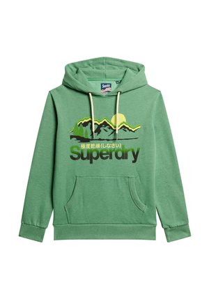 Felpa verde con cappuccio realizzata in tessuto morbido, dotata di tasca frontale, cappuccio con cordino e grafica di montagna con il logo "Superdry" in caratteri bold.