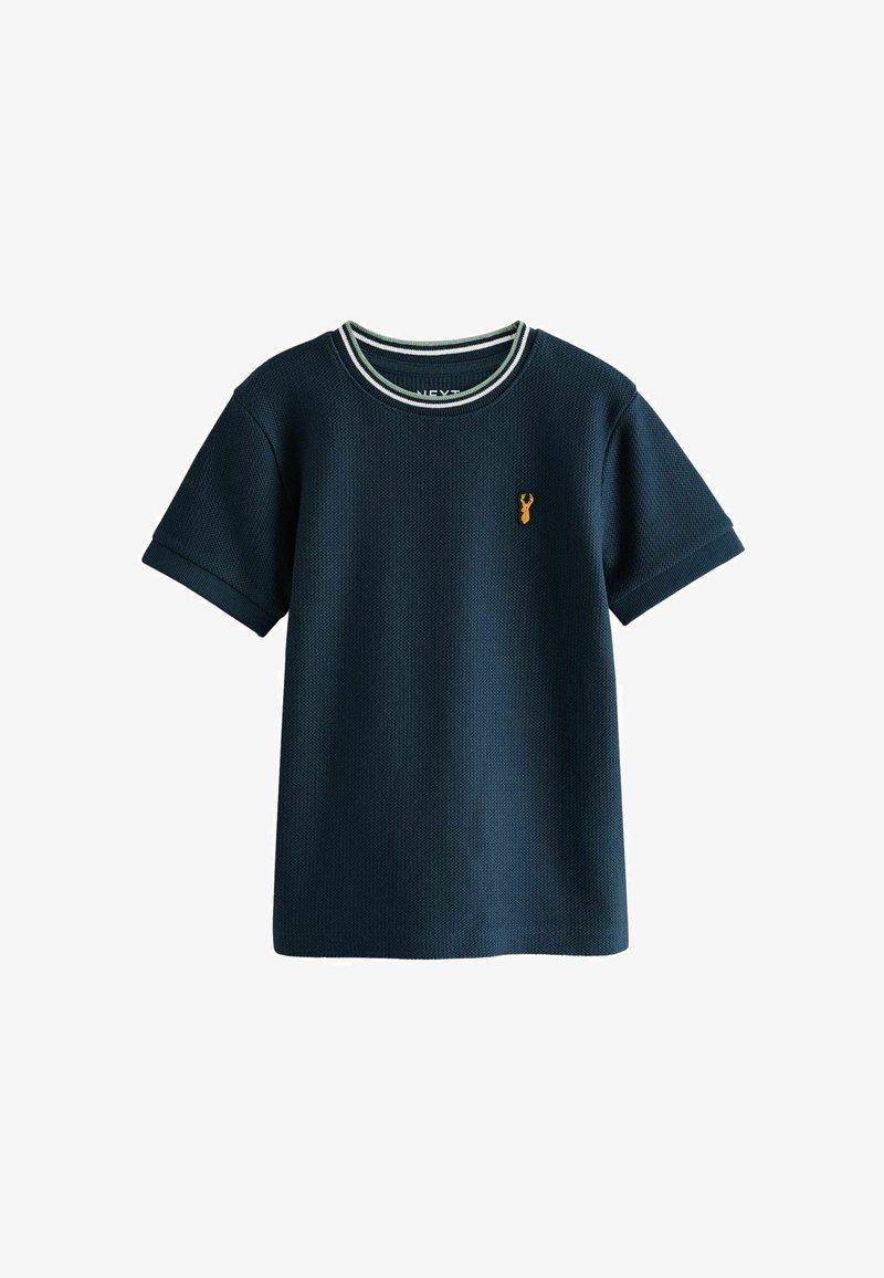 Camiseta de manga corta azul marino en tejido texturizado con cuello redondo, que presenta un cuello a rayas en contraste y un pequeño emblema de langosta amarilla.