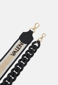 Czarny i beżowy pasek z teksturowaną skórzaną naszywką, złotymi akcentami oraz masywnym wzorem łańcucha, na którym z przodu wyraźnie widnieje napis "VALENT".