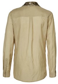 Camisa de manga larga beige con un acabado texturizado, un cuello estampado y puños abotonados; cuenta con un detalle de pliegue en la parte posterior.