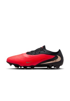 Červeno-čierny futbalový kopačka Nike so šnúrkami a kovovými kolíkmi na podrážke pre lepšiu trakciu na trávnatých ihriskách, zobrazený z profilu.
