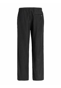 Sorte bukser med elastik i taljen, løs pasform, lige ben og en enkelt baglomme med en lille hvid mærkat på højre side.