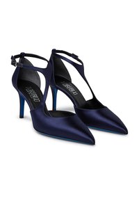 Tacchi alti in satin blu navy con punte affusolate, tacco stiletto blu e un design distintivo a strisce incrociate. Presentano una texture liscia.