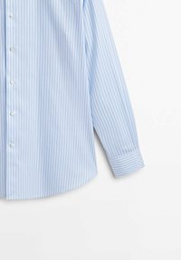 Chemise élégante bleu clair avec de fines rayures blanches verticales, boutonnée à l'avant, manches longues se terminant par des poignets boutonnés.