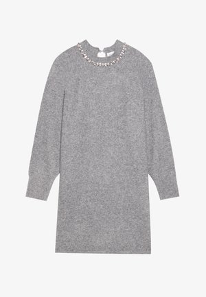 Robe en tricot gris avec un col rond orné de perles transparentes. Elle possède des manches longues et une coupe décontractée, mettant en valeur une texture douce.