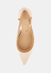 Beżowe czółenka z wąskim noskiem o błyszczącej, kremowej powierzchni. Skórzane akcenty na obcasie oraz złoty klamra jako detal. Gładki, elegancki design.