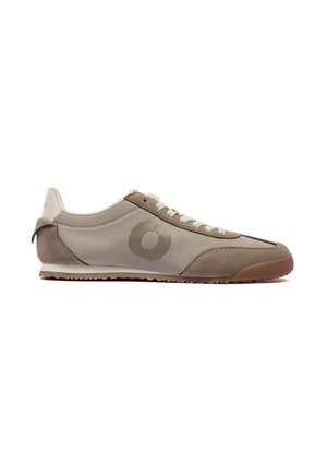 Low-profile beige en bruine sneaker met veters, rubberen zool, suède hiel- en teenkappen, en een rond logo aan de zijkant.