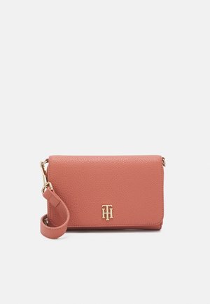 Kleine gestructureerde roze leren crossbodytas met een afneembare riem en een goudkleurig metalen logo op de voorsnede.