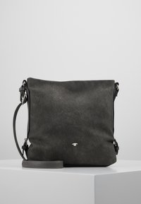 Borsa a tracolla in pelle grigia con una finitura testurizzata, tracolla regolabile e hardware in tonalità argento. Design minimalista con un emblema del logo sul davanti.