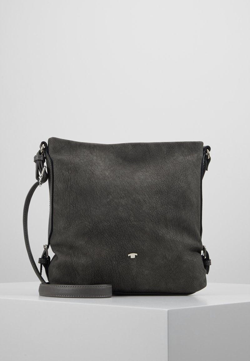 Borsa a tracolla in pelle grigia con una finitura testurizzata, tracolla regolabile e hardware in tonalità argento. Design minimalista con un emblema del logo sul davanti.
