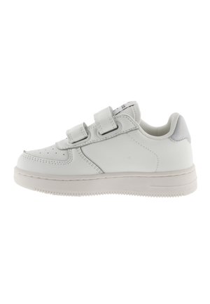 Baskets synthétiques blanches à profil bas, avec deux bandes Velcro, un détail perforé au niveau des orteils, et une semelle en caoutchouc texturée.