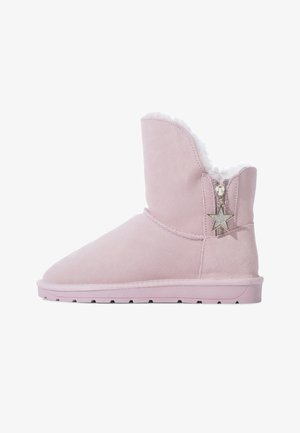 Rosa Wildleder-Stiefeletten mit einem plüschigen weißen Innenfutter, ausgestattet mit einem seitlichen Reißverschluss und einem sternförmigen Akzent am Reißverschluss-Zug.