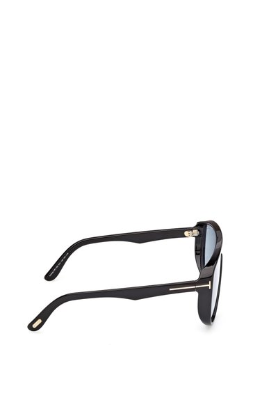 Mustat aurinkolasit pyöreillä linsseillä, kiiltävästä muovista valmistetut kehykset ja ohut kultainen yksityiskohta temppeleissä, moderni ja kulmikas muotoilu.