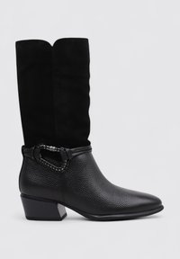 Botines negros con una combinación de cuero texturizado y suave ante, punta afilada, tacón apilado y un detalle decorativo de hebilla.