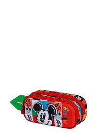 Estuche de lápices rojo con diseño de Mickey Mouse, rayas multicolores, dos compartimentos y un tirador de cremallera verde. Superficie texturizada.
