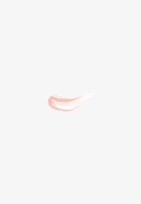 Échantillon de crème rose clair avec une texture lisse et brillante, s'effilant vers un bord doux contre un fond blanc uni.