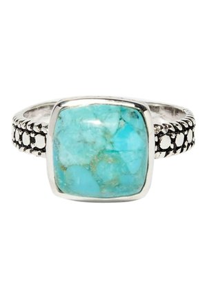 Anillo de plata con una piedra turquesa cuadrada montada en una banda texturizada con detalles de cuentas de plata redondeadas.