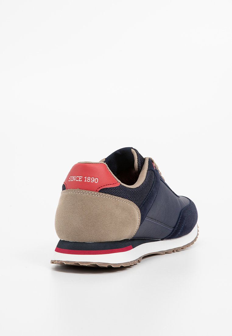 Baskets bleu marine avec des accents beige, en cuir et maille, semelle en caoutchouc, et détail rouge sur le talon avec le texte "DEPUIS 1890".