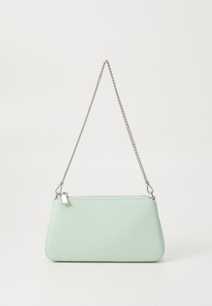 Mentazöld bőr válltáska ezüst lánc pánttal, cipzáros záródással és diszkrét logórésszel az elején.