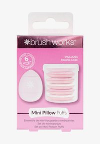 Ett paket med sex rosa mini kudd-/puffar i en transparent reseförpackning. Äggformad puff med blommönster och mjuk, slät yta.