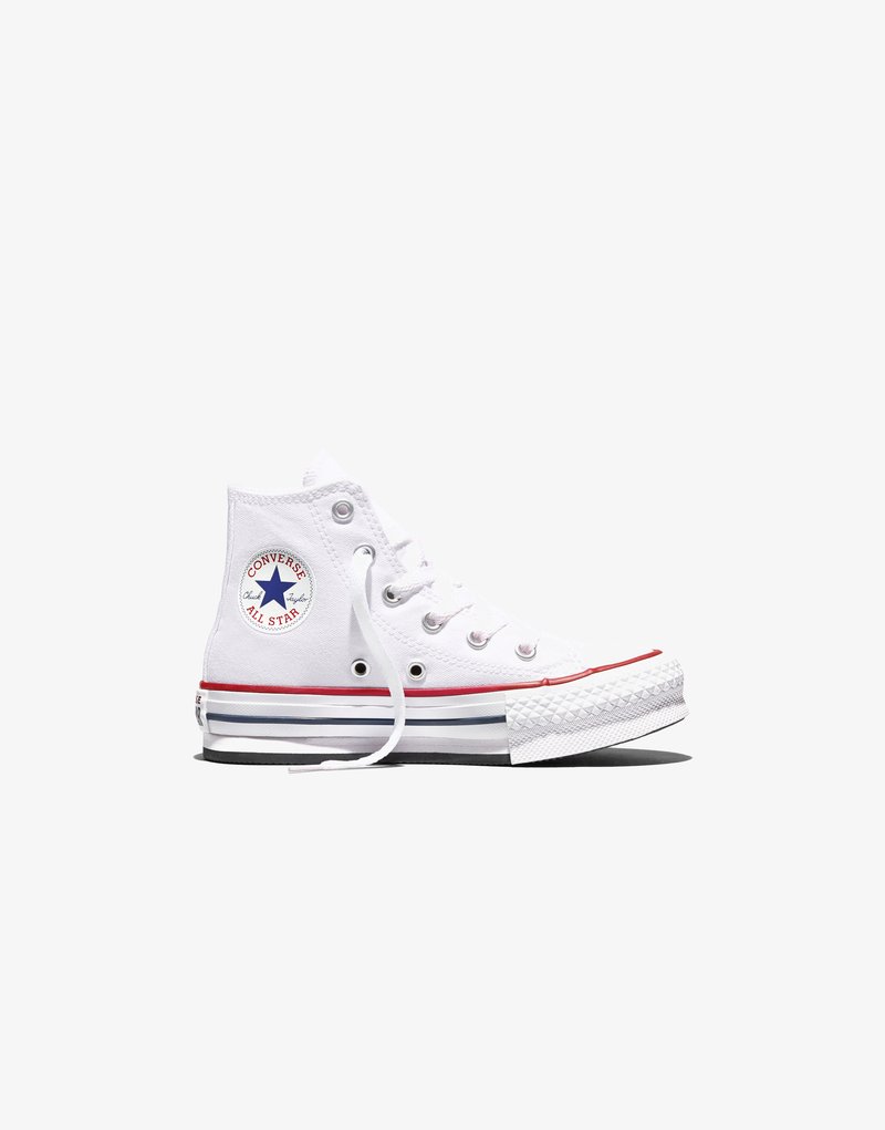 Witte hoge Converse sneaker met rood-blauwe streep op de zool en logo op de enkel, linkerkant met losgeknoopte veters.
