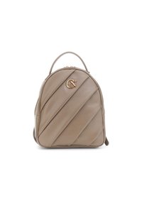 Mochila de piel sintética beige con líneas diagonales acolchadas, parte superior redondeada y un acento de logo dorado. Cuenta con un asa en la parte superior y cierre de cremallera.