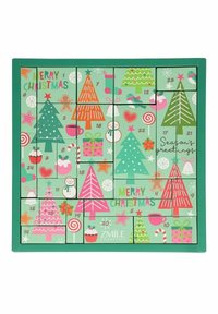 Vihreä joulukalenteri jouluteemaisilla kuvioilla, joissa on puita, pipareita ja lahjoja. Yksittäiset ovet numeroitu 1-24.