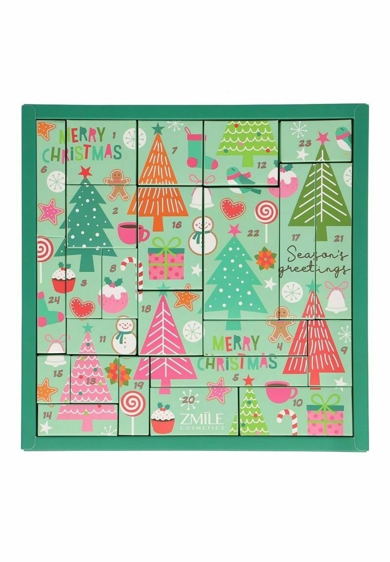 Vihreä joulukalenteri jouluteemaisilla kuvioilla, joissa on puita, pipareita ja lahjoja. Yksittäiset ovet numeroitu 1-24.