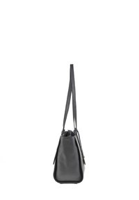 Borsa a mano in pelle nera con doppie tracolle, vista di lato su uno sfondo bianco.
