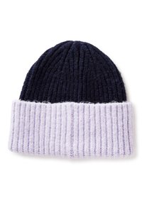 Gorro de punto en azul marino oscuro y lavanda clara con textura acanalada. La parte superior es oscura, mientras que el borde doblado es de un tono más claro.