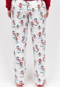 Witte pyjamabroek met een herhaald patroon van sneeuwmannen in verschillende kleuren met hoeden en sjaals. Zacht materiaal met een elastische tailleband.