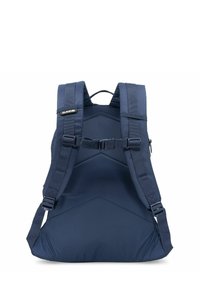 Zaino blu navy con spallacci imbottiti, fibbia regolabile, superficie testurizzata e un motivo geometrico distintivo sul pannello posteriore.