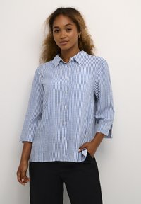 Camicia button-up in cotone, con strisce verticali blu e bianche, colletto a punta, maniche a tre quarti e orlo dritto.