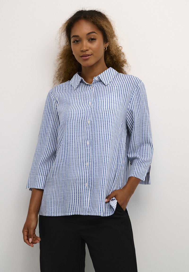 Camicia button-up in cotone, con strisce verticali blu e bianche, colletto a punta, maniche a tre quarti e orlo dritto.