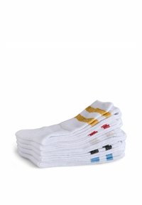 Calcetines blancos apilados en capas, con acentos de colores: dorado, rojo, plateado, negro y azul. Tejido suave con una textura lisa.