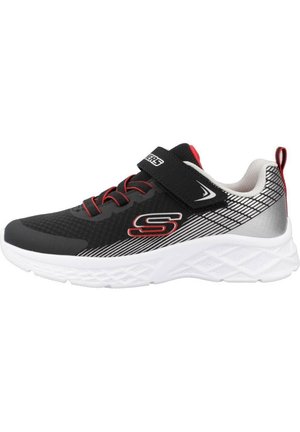 Chaussure de sport enfant noire et rouge avec semelle blanche, fermeture Velcro et logo Skechers sur le côté et la languette.
