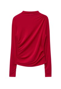 Rotes Langarmoberteil aus glattem Stoff mit drapiertem Detail auf der Rückseite, hochgeschlossenem Halsausschnitt und taillierten Ärmeln.