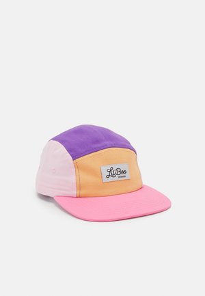 Casquette 5 panneaux colorée présentant des panneaux violet, rose, orange et rose clair. Matériau en coton avec une étiquette de marque cousue à l'avant.