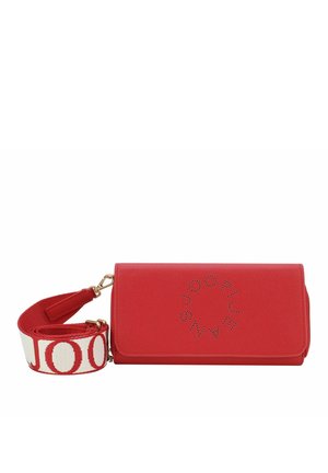 Pochette en cuir rouge avec logo perforé, quincaillerie dorée et une bandoulière en tissu détachable aux couleurs rouge et blanche.