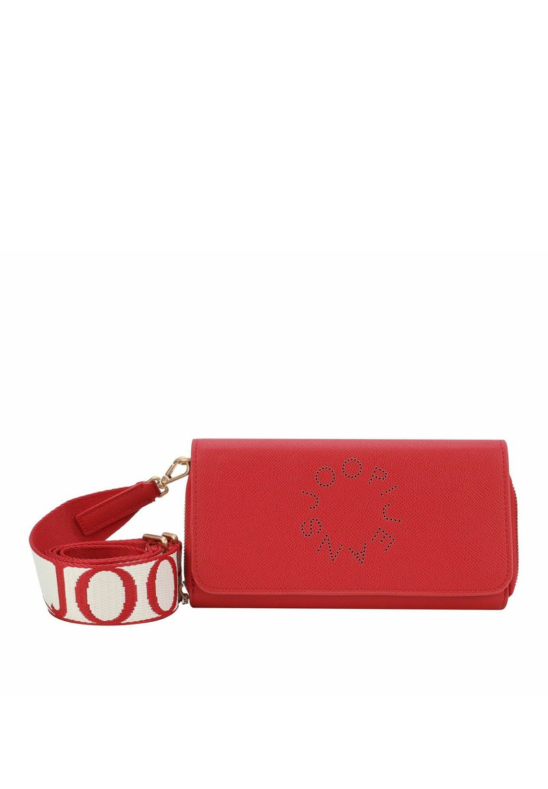 Borsa a pochette in pelle rossa con logo perforato, accessori in oro e una tracolla in tessuto rimovibile dai colori rosso e bianco.