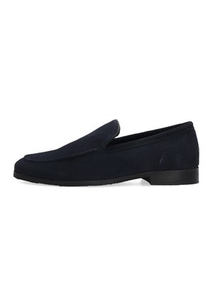 Herren-Slipper aus marineblauem Wildleder mit niedrigem Absatz und abgerundetem Zehenbereich, auf weißem Hintergrund präsentiert.