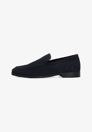 Herren-Slipper aus marineblauem Wildleder mit niedrigem Absatz und abgerundetem Zehenbereich, auf weißem Hintergrund präsentiert.