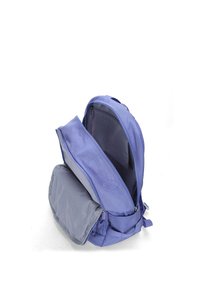 Sac à dos violet en tissu texturé, doté de plusieurs compartiments, d'une ouverture zippée et d'une petite poche détachable.