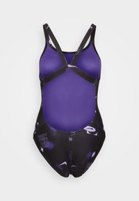 Badedrakt med en lilla topp og svart bunn. Designet inkluderer ulike mønstre og stropper som danner en X-form bak.