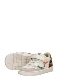 Witte leren sneaker met grijze suède accenten, groene glitterdetails, bruine luipaardprint en een klittenbandsluiting. Textuurrubber zool.