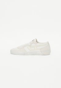 Bílé sneakers s vrchním materiálem z semiše a hladkého textilu, se stylovým výřezovým designem, kulatou špičkou, gumovou podrážkou a logem na patě.